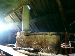 Кирпичный боров и асбесто-цементная труба на чердаке
